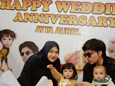 Atta Halilintar dan Aurel ajak dua buah hatinya ke warung pecel lele. Perayaan anniversary tahun 2024 tentunya terasa berbeda karena dirayakan bareng dua buah hatinya. Seperti diketahui, Aurel Hermansyah melahirkan anak keduanya pada 11 November 2023. 3 tahun bersama, rumah tangga pasangan yang terpaut usia 4 tahun ini didoakan selalu langgeng dan harmonis. (Liputan6.com/IG/@attahalilintar)