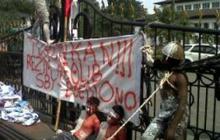 Jabat tangan polisi-demonstran akhiri demo di Bandung