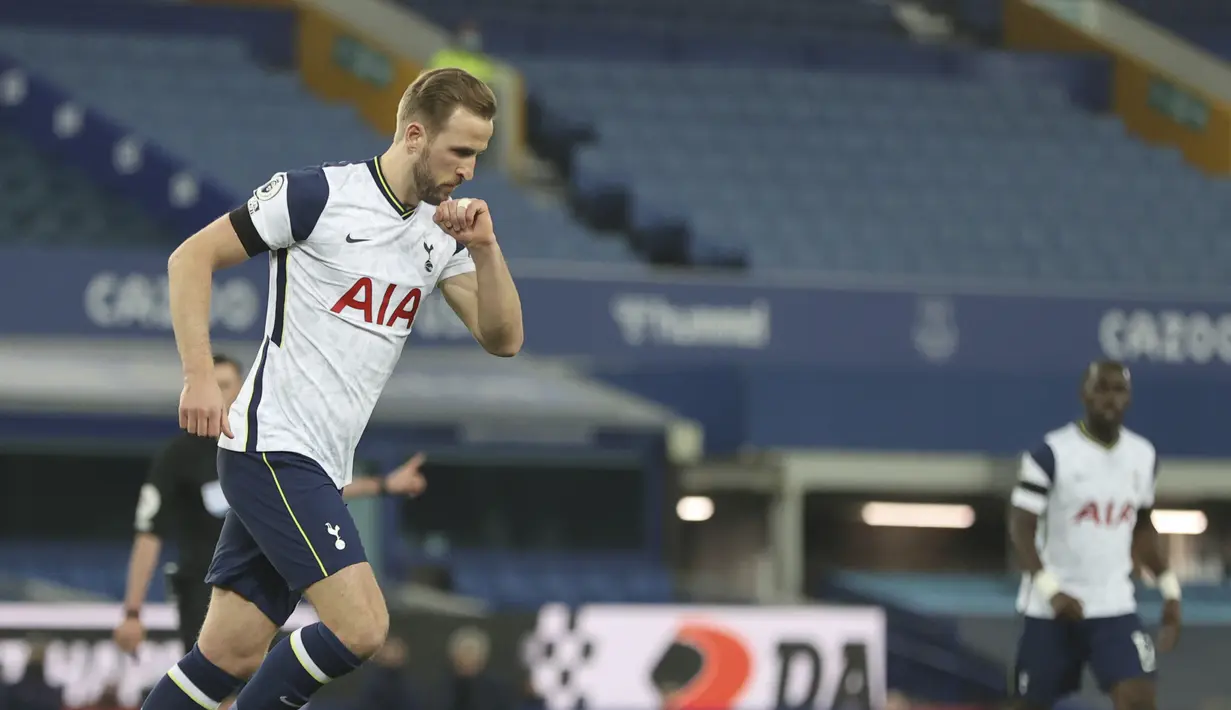 Penyerang Tottenham Hotspur, Harry Kane berselebrasi usai mencetak gol ke gawang Everton pada pertandingan lanjutan Liga Inggris di Goodison Park di Liverpool, Inggris, Sabtu (17/4/2021). Kane mencetak dua gol di pertandingan ini. (Clive Brunskill/Pool via AP)