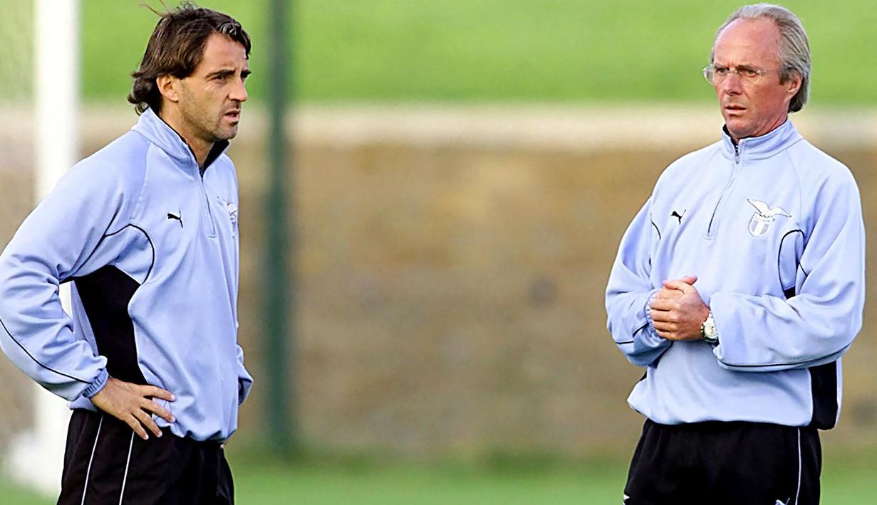 Pelatih Lazio, Sven Goran Eriksson (kanan) bersama asisten pelatih, Roberto Mancini pada sesi latihan Lazio di Roma (31/10/2000). Sven Goran Eriksson pernah membesut AS Roma dan Lazio yang menjadi rival dalam Derby Della Capitale. AS Roma ditanganinya pada 1984/1985 hingga 1986/1987. Sementara Lazio memakai jasanya pada 1997/1998 hingga tengah musim 2000/2001. (AFP/Pool/Marco Rosi)