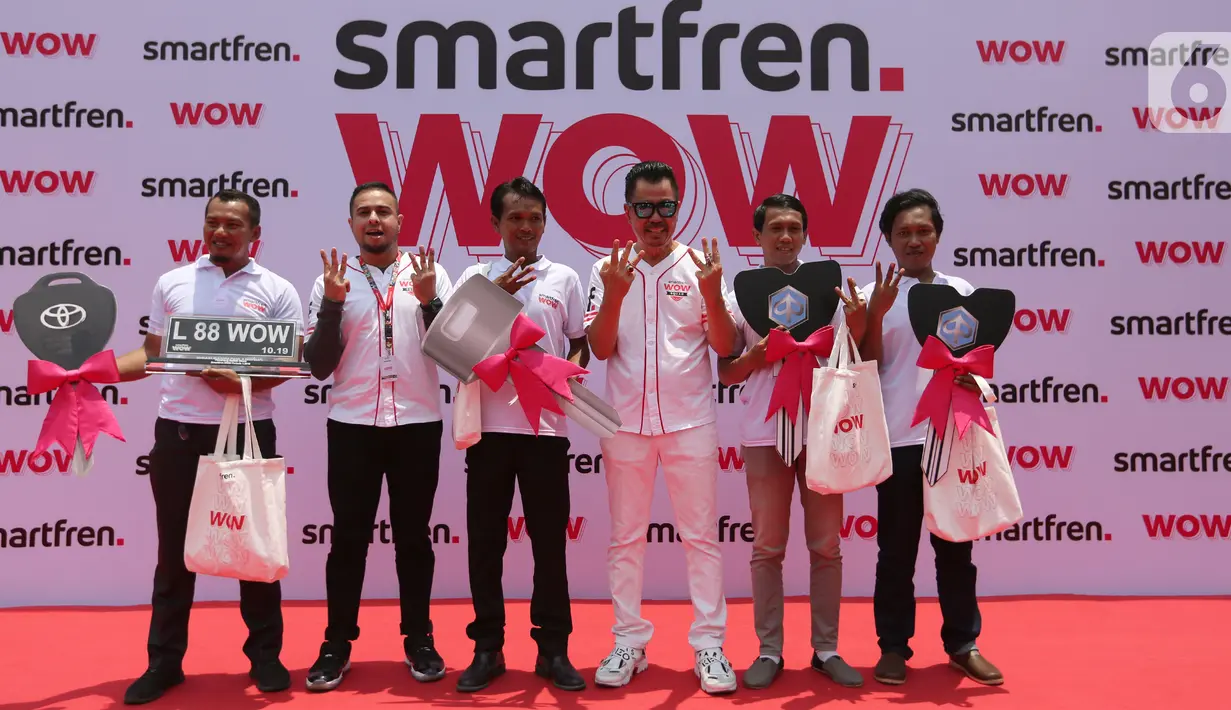 Deputy CEO SmartFren Djoko Tata Ibrahim memberi sambutan pada program undian SmarFren WOW di Jakarta, Senin (14/10/2019). Program tersebut sebagai bentuk apresiasi untuk mewujudkan mimpi pelanggan memiliki rumah, mobil dan tiga buah vespa, serta ratusan hadiah lainnya. (Liputan6.com/HO/Agus)