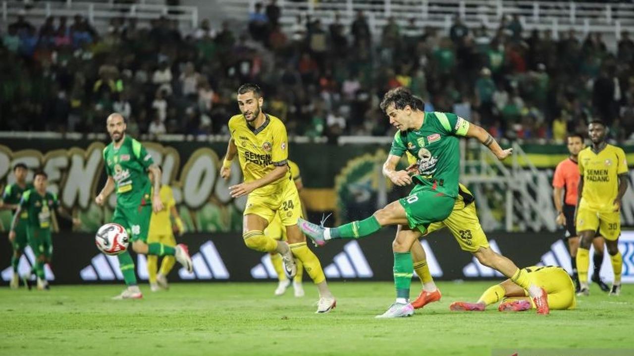Gol Tunggal Bruno Moreira, Persebaya Menang Tipis 1-0 atas Semen Padang dan Meroket ke Peringkat Tiga Liga!