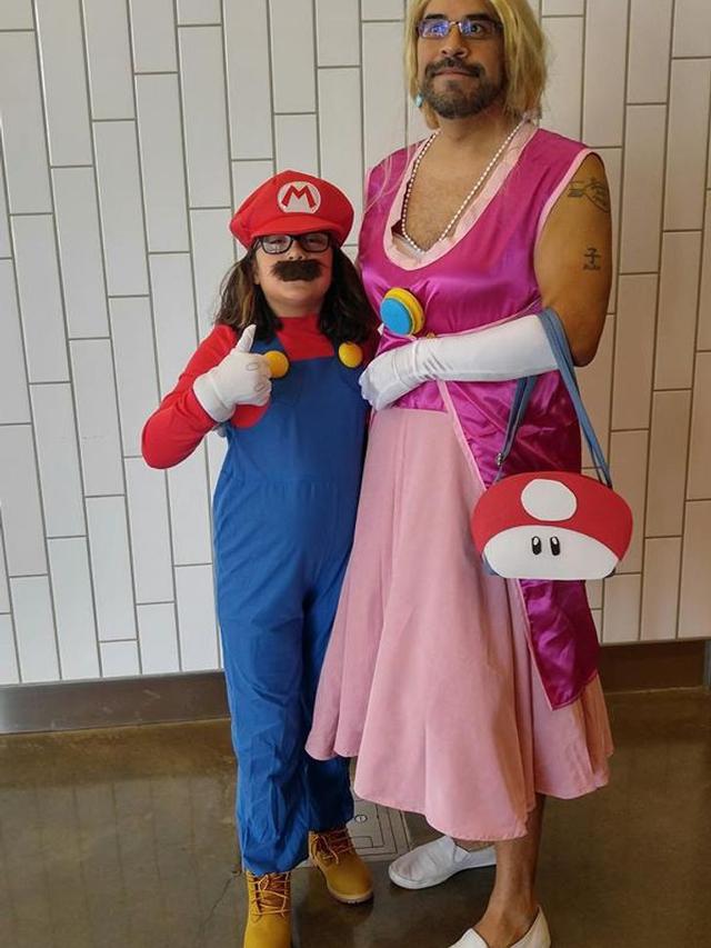 Kocak, 10 Potret Ayah Rela Berdandan Konyol Demi Anaknya.