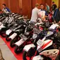 Pengunjung melihat sepeda motor dalam ajang Lelang Expo 2017 di Jakarta Convention Center, Jumat (22/9). Sejumlah barang seperti mobil, sepeda motor dari balai lelang ikut meramaikan pameran lelang terbesar di Indonesia ini. (Liputan6.com/Angga Yuniar)