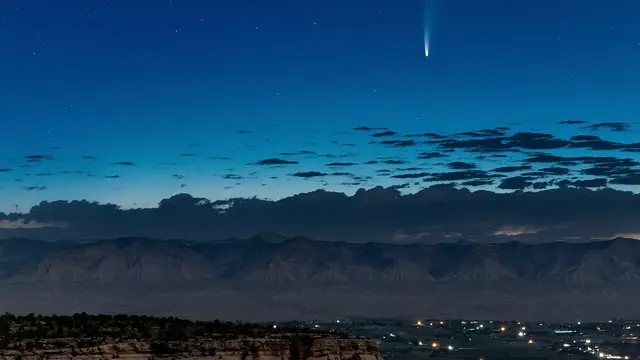 Komet Neowise di atas Colorado National Monument dekat Grand Junction, Colorado. (Conrad Earnest, via Associated Press)