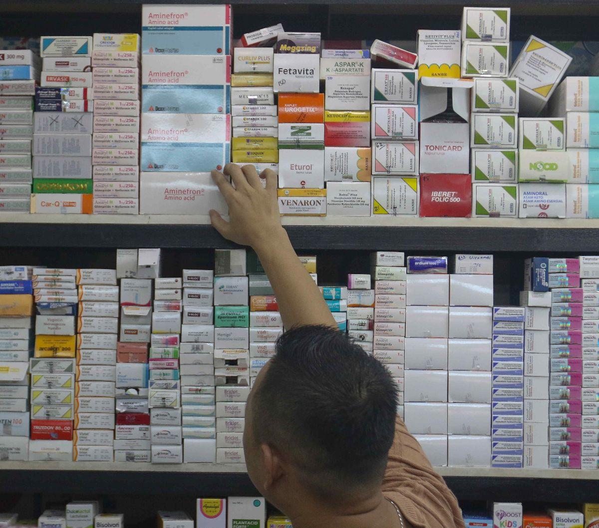 Pedagang melayani pembeli obat di Pasar Pramuka, Jakarta, Selasa (9/7/2024).&nbsp;Presiden Joko Widodo atau Jokowi meminta jajaran anggota kabinet menekan harga obat dalam negeri agar setara dengan negara lain.&nbsp;Permintaan ini disampaikan Jokowi dalam