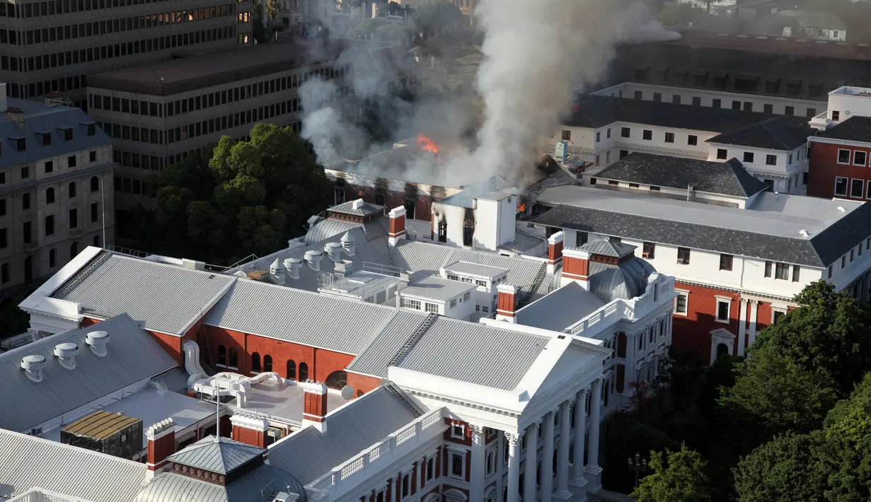 Gedung yang terbakar di kawasan Parlemen Afrika Selatan di Cape Town (2/2/2022). Tak ada korban jiwa pada peristiwa tersebut karena para politisi sedang libur. (AFP/Obed Zilwa)
