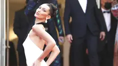 Supermodel Bella Hadid berpose untuk fotografer setibanya di pemutaran perdana film 'Annette' dan upacara pembukaan Festival Film Cannes ke-74 di Prancis selatan, Selasa (6/7/2021). Model berusia 24 tahun itu tampil memukau dengan gaun hitam putih Jean Paul Gaultier. (Vianney Le Caer/Invision/AP)