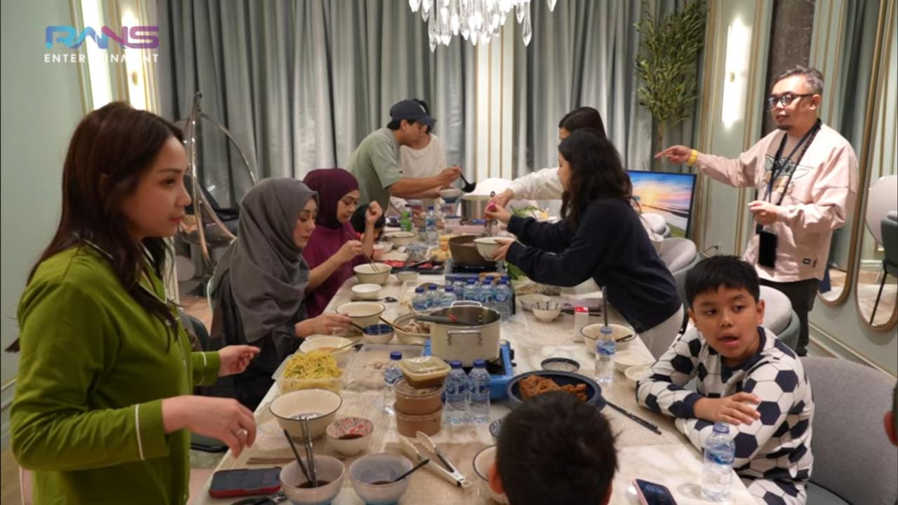 Setelah 15 Tahun, Potret Raffi Ahmad Akhirnya Sahur Bersama Keluarga Besar - Semua Hadir Termasuk Mantan Suami Nisya Ahmad