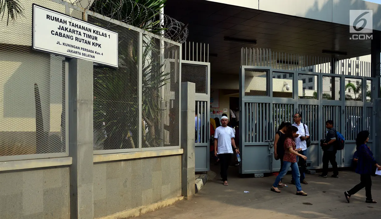 Keluarga dan rekan dari para tahanan usai mendatangi Tahanan Kelas 1 Jakarta Timur cabang Rutan KPK, Jakarta, Jumat, (15/6). Para keluarga melakukan kunjungan Tahanan KPK dalam rangka Hari Raya Idul Fitri 1439 Hijriah. (Liputan6.com/Johan Tallo)