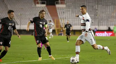 Penyerang Portugal, Cristiano Ronaldo berusaha mengumpan bola dari kawalan gelandang Kroasia, Luka Modric dan Josip Juranovic pada pertandingan UEFA Nations League di stadion Poljud di Split, Kroasia, Selasa (17/11/2020). Portugal menang tipis atas Kroasia 3-2. (AP Photo / Darko Bandic)