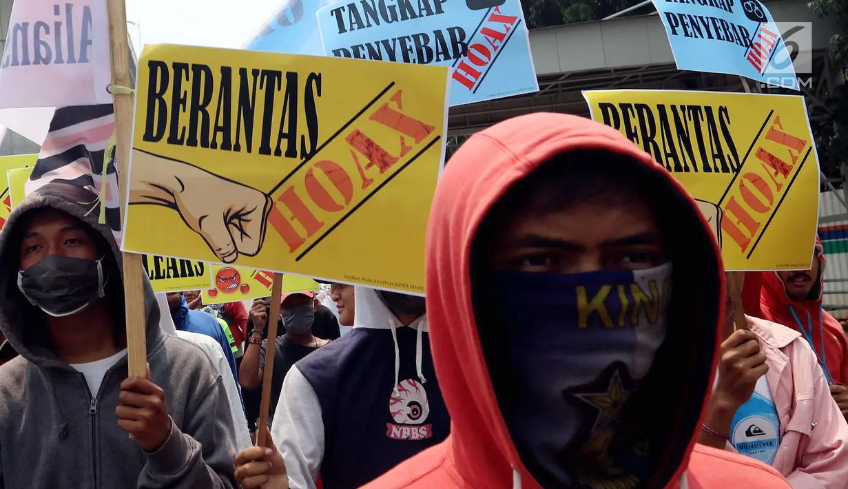 Massa GEMA HOAX melakukan demontrasi di Depan Mabes Polri, Jakarta, Rabu (17/10). Dalam aksinya mereka menuntut dan mendesak Kapolri mengusut tuntas pelaku penyebar hoax investigasi Indonesialeaks dan Stop Hoax. (Liputan6.com/Johan Tallo)