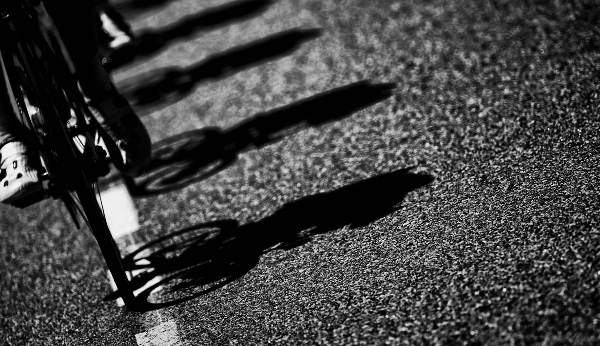 Bayangan para pebalap saat melintasi etape kelima dengan jarak 216 km pada 103 Tour de France, (6/7/2016) yang melewati Limoges dan Le Lioran. (AFP/Kenzo Triouillard)