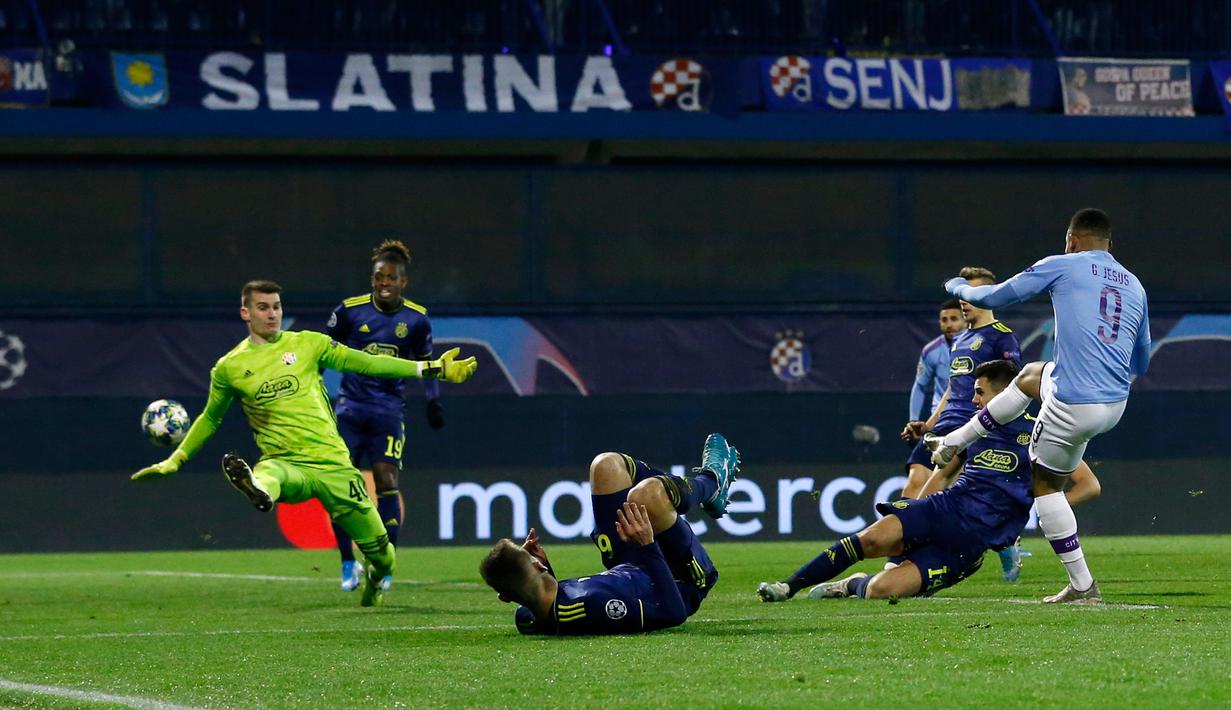 Pemain Manchester City Gabriel Jesus (kanan) mencetak gol ke gawang Dinamo Zagreb pada pertandingan Grup C Liga Champions di Stadion Maksimir, Zagreb, Kroasia, Rabu (11/12/2019). Manchester City menang 4-1 dan menjadi juara Grup C Liga Champions. (AP Photo/Darko Bandic)