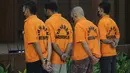 Dari kasus tersebut, polisi menahan empat orang tersangka berikut barang bukti 4.495 tabung gas serta alat suntik modifikasi/regulator. (merdeka.com/Arie Basuki)