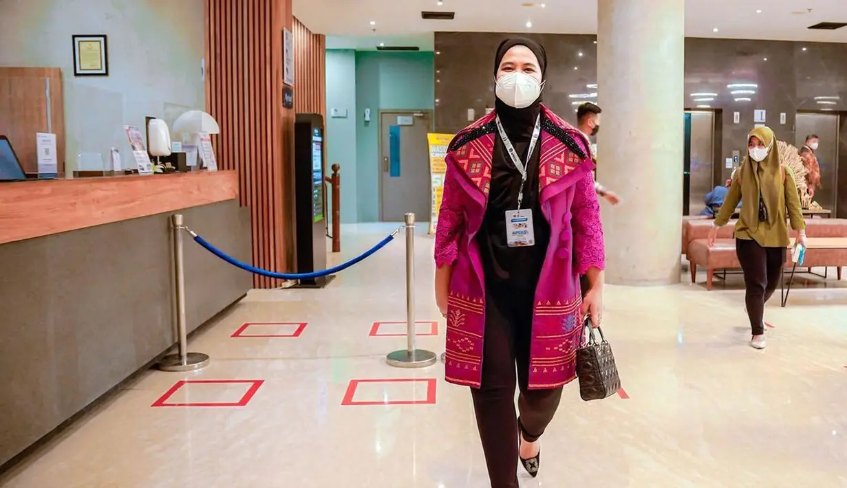 Saat momen ngantor, Kahiyang juga terlihat mengenakan koleksi Dior. Kali ini dalam seri quilted Lady Dior dengan top handle kokoh. [@ayanggkahiyang].