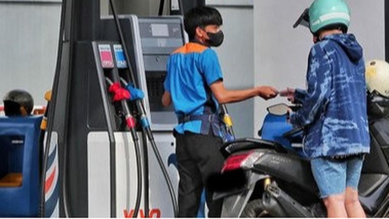 Untuk harga Revvo 90 atau setara Pertalite sebelumnya dibanderol Rp12.200 per liter kini turun Rp11.900 per liter atau turun Rp300 per liter.