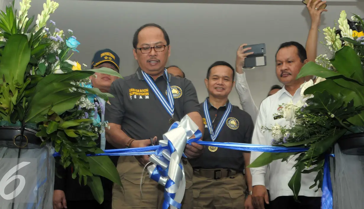 Wali Kota Jakarta Selatan Tri Kurniadi menggunting pita saat peresmian kantor Tim Pengawasan Orang Asing (Timpora) di Jakarta, Rabu (25/5). Tercatat sekitar 11.000 orang WNA  tinggal di Jakarta Selatan. (Liputan6.com/Helmi Affandi)