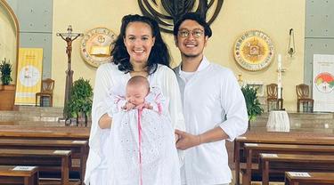 8 Momen Nadine Chandrawinata dan Dimas Anggara saat Baptis Anak, Pakai Dres Lawas