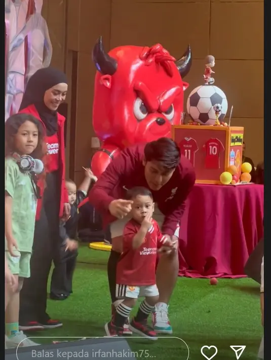 Muhammad Leslar Alfatih Billar, kini menjadi Muhammad Levian Alfatih Billar. Menurut Lesti, pergantian nama Lestian itu keputusan Rizky Billar. Lesti sebelumnya juga tak ingin mengumumkan ke publik terkait pergantian nama putranya. [Instagram/irfanhakim75]