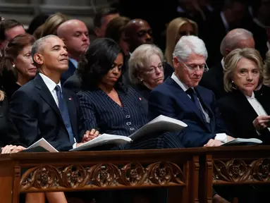 Presiden AS Donald Trump dan Melania Trump, mantan presiden Barack Obama dan Michelle Obama serta mantan presiden Bill Clinton dan Hillary Clinton dalam prosesi pemakaman kenegaraan George HW Bush di Washington, Rabu (5/12). (AP/Alex Brandon, Pool)