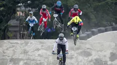 Kristens Krigers asal Latvia memimpin dan meninggalkan pebalap sepeda BMX asal Indonesia pada babak semifinal Men Elite Kejuaraan Jakarta International BMX 2020. (Bola.com/Peksi Cahyo)