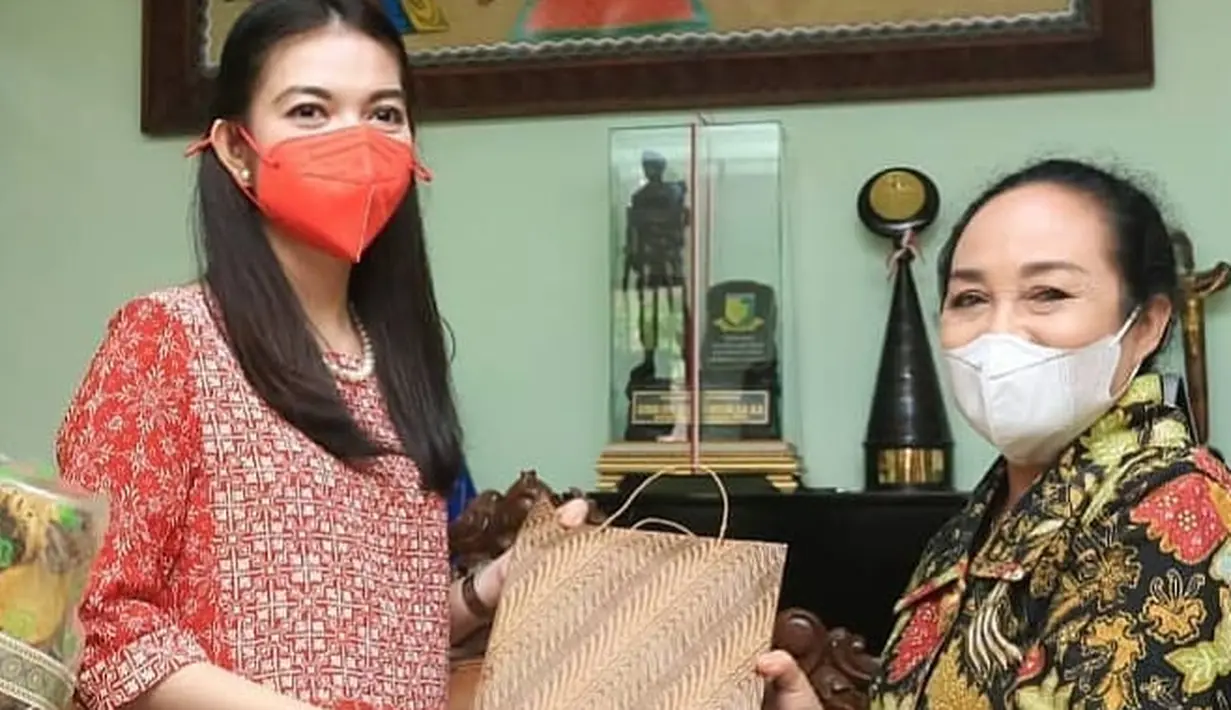 Bahkan ia juga kerap mengenakan ragam model pakaian, mulai dari rok hingga celana, namun semua tetap terlihat feminin. Foto: Selvi_Gibran)