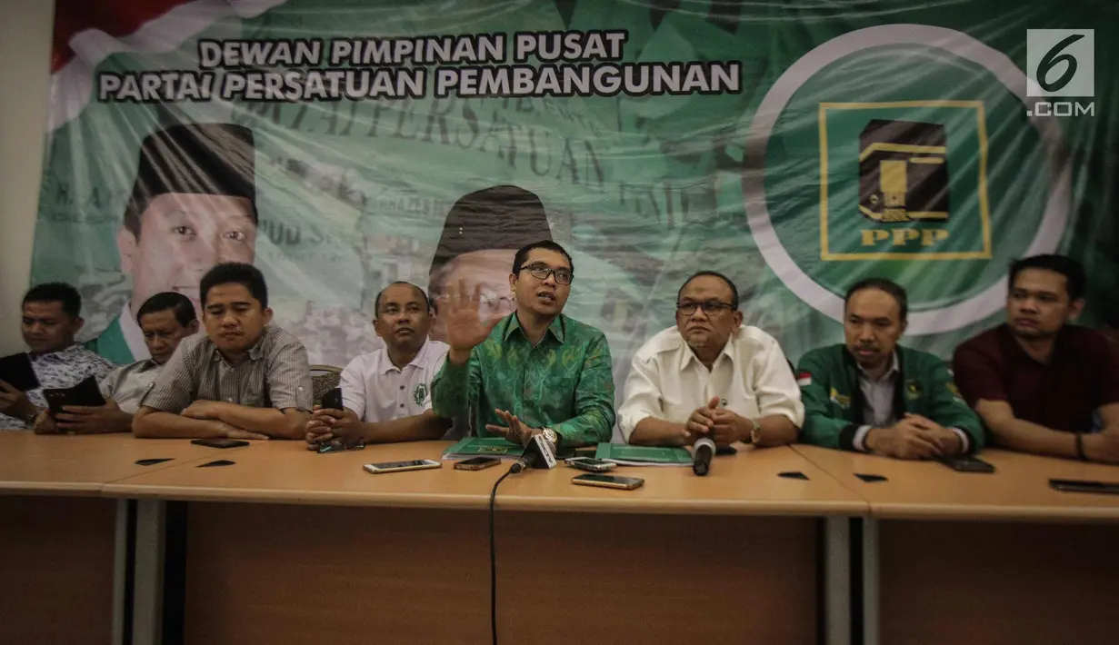 Suasana konferensi pers terkait pendudukan gedung kantor DPP PPP, Jakarta, Selasa (12/12). PPP kubu Romahurmuziy menduduki kantor DPP PPP di Jalan Diponegoro, Setelah MA menolak kasasi PPP kubu Djan Faridz dalam kasasi. (Liputan6.com/Faizal Fanani)