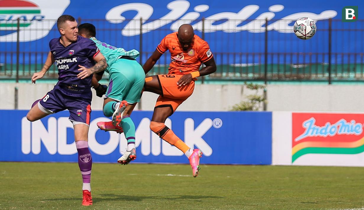 Pemain Persiraja Banda Aceh, Paulo Henrique (kanan) mencetak gol pertama timnya ke gawang Persita Tangerang dalam laga pekan ke-7 BRI Liga 1 2021/2022 di Stadion Moch Soebroto, Magelang, Sabtu (16/10/2021). (Bola.com/Bagaskara Lazuardi)