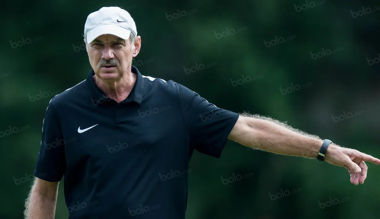 Pelatih Timnas Indonesia, Alfred Riedl, memberi instruksi saat latihan di Lapangan SPH Sentul, Jawa Barat, Kamis (1/12/2016). Timnas akan menghadapi Vietnam pada babak semifinal Piala AFF. (Bola.com/Vitalis Yogi Trisna)