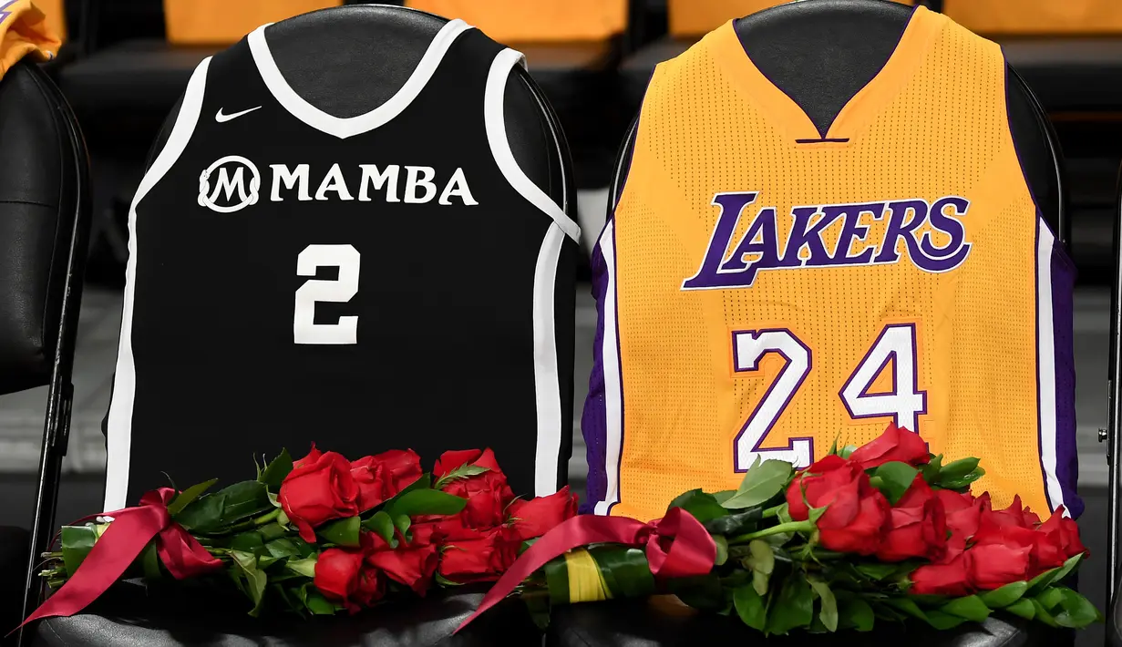 Los Angeles Lakers menghormati Kobe Bryant dan putrinya Gigi dengan menaruh bunga mawar dan jersey Mamba # 2 gigi dan jersey Kobe # 24 di kursi sebelum pertandingan melawan Portland Trail Blazers di Staples Center on di Los Angeles, California (31/1/2020). (Harry How/Getty Images/AFP)