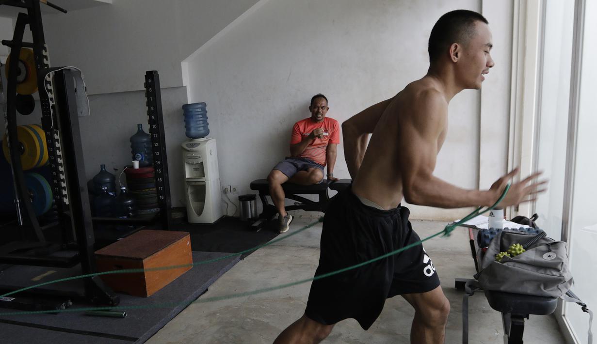 Atlet lari gawang 400 meter, Halomoan, melakukan latihan fisik di Stadion Madya, Jakarta, Kamis, (17/9). Latihan tersebut untuk persiapan SEA Games 2019. (Bola.com/M Iqbal Ichsan)