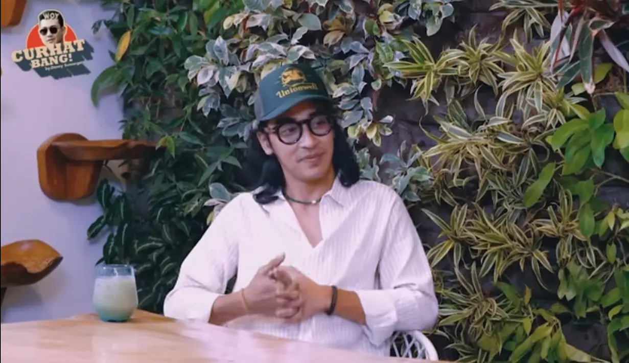 Momen tersebut ditunjukkan aktor berusia 22 tahun itu saat menjadi bintang tamu di kanal Youtube Denny Sumargo. Dalam video tersebut, pemeran Abi dalam sinetron Insya Allah Surga itu menirukan suara almarhum  ayahnya. [Youtube/CURHAT BANG Denny Sumargo]