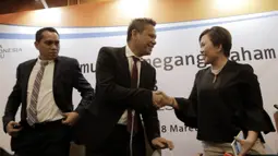 Direktur Programing SCM, Harsiwi Achmad dan CEO PT Liga Indonesia Baru (LIB), Berlinton Siahaan, saat jumpa pers di Hotel Sultan, Jakarta, Kamis (8/3/2018). Emtek resmi memegang hak siar Liga 1 Indonesia 2018. (Bola.com/M Iqbal Ichsan)