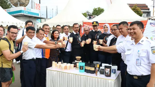 Kopi khas Banyumas dan kopi Nusantara lainnya tersaji di acara Ngopi bareng di Stasiun Purwokerto, Jawa Tengah. (Liputan6.com/KAI Daop 5/Muhamad Ridlo)