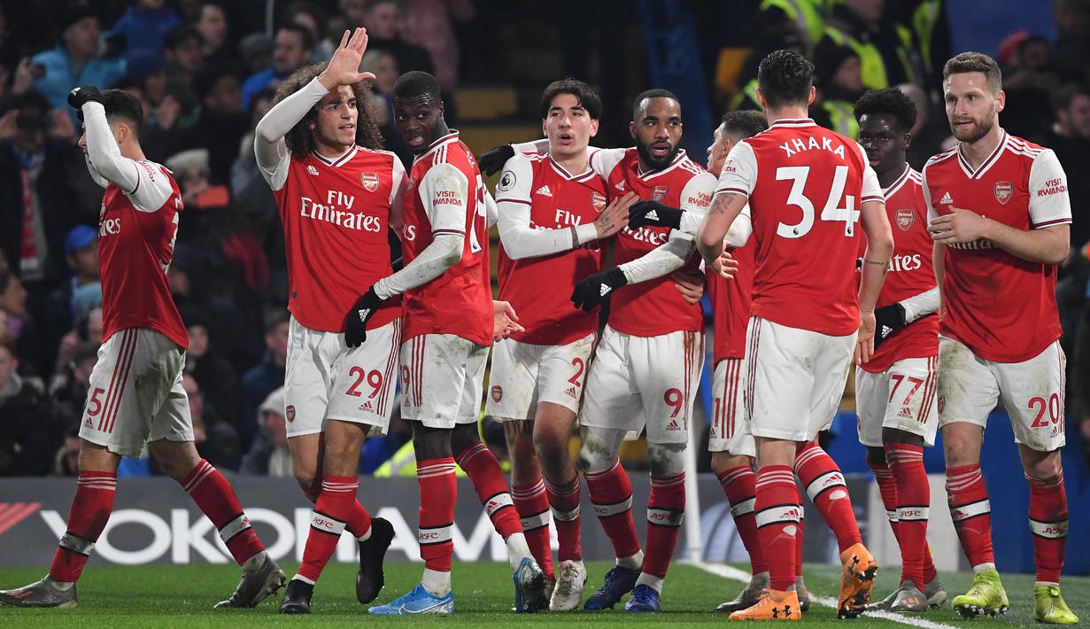 Pemain Arsenal merayakan gol yang dicetak Gabriel Martinelli ke gawang Chelsea pada laga Premier League pekan ke-24 di Stamford Bridge, London, Rabu (22/1). Arsenal tahan imbang Chelsea 2-2. (AFP/Daniel Leal-Olivas)