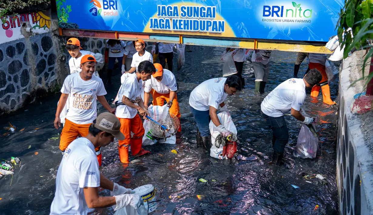 Warga bersih-bersih sampah pada aliran sungai di Lingkungan RW 03, Kelurahan Kampung Bali, Kecamatan Tanah Abang, Jakarta Pusat. Perilaku masyarakat sekitar yang menjaga kebersihan lingkungan tempat tinggal secara bertahap menjadi kebiasaan baik yang diharapkan bisa menjadi kampung percontohan di tengah Kota Jakarta. (Dok. BRI)