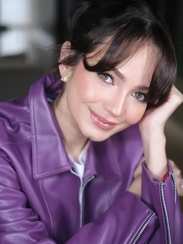 Enzy Storia tampil fresh saat promo film terbaru. [@rhay_david]