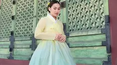 Dalam sebuah video yang dibagikannya di Instagram, pedangdut 30 tahun itu terlihat anggun ketika menggunakan Hanbok dengan latar belakang bangunan khas Korea Selatan. Ayu Ting Ting terlihat cantik berkat polesan makeup flawless. (Liputan6.com/IG/@ayutingting92)