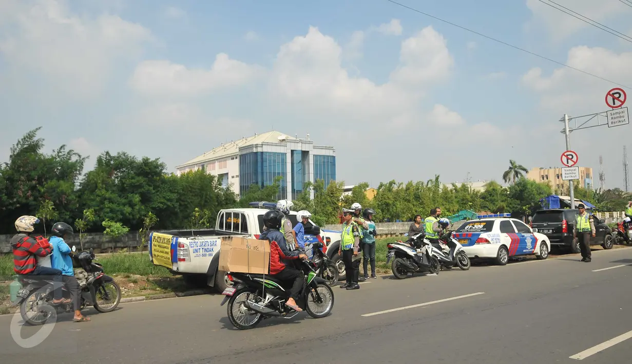 Direktorat Lalu Lintas Polda Metro Jaya merazia sejumlah kendaraan dalam rangka Operasi Patuh Jaya di Jalan Raya Pesing, Jakarta, Rabu (18/5). Razia untuk mengantisipasi sepeda motor yang melawan arus dan masuk jalur flyover. (Liputan6.com/Gempur M Surya)