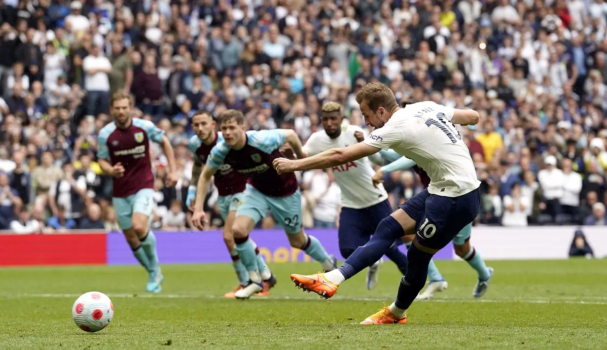 Gol tunggal kemenangan Spurs dicetak lewat eksekusi penalti Harry Kane di akhir babak pertama yang mendapat waktu tambahan hingga 8 menit. (PA via AP/Andrew Matthews)
