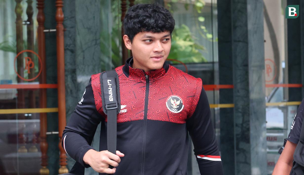 Kiper Timnas Indonesia U-22, Adi Satryo, tampak tersenyum saat meninggalkan Hotel Phnom Penh menuju Stadion Olympic, Phnom Penh, Selasa (16/05/2023). (Bola.com/Abdul Aziz)