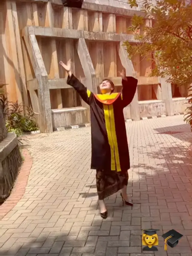 Tina Toon Wisuda S1 Hukum