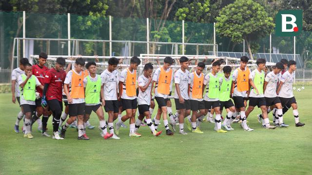 Foto: Bima Sakti Tes Kebersamaan Pemain Timnas Indonesia U-17, Pindahkan Gawang Jadi Momennya