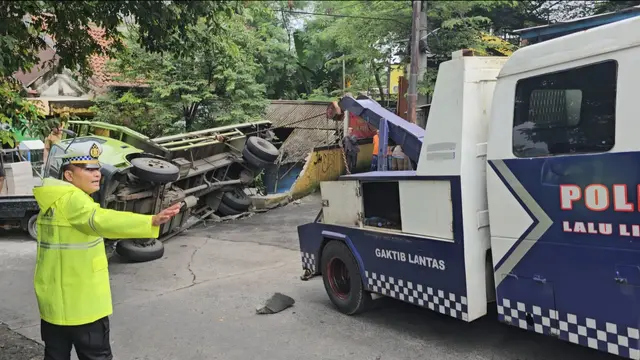 Sebuah truk mengangkut hebel terguling di tanjakan Belong Jalan Raya Nangka, Tapos, Depok