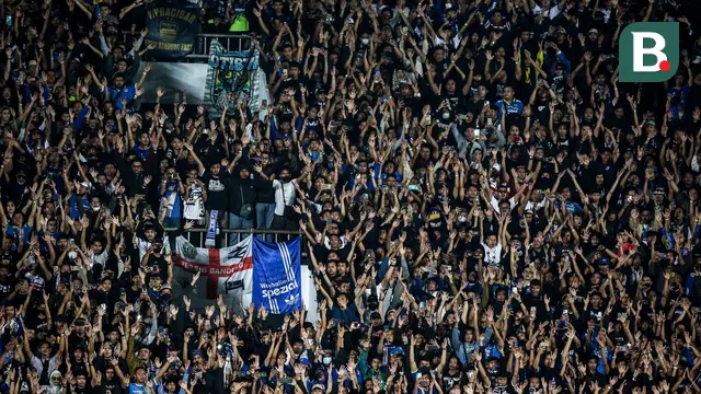 Foto: Saling Respek Antara Brigata Curva Sud dan Bobotoh di Laga Persib Bandung Vs PSS Sleman