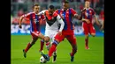 Gelandang Shakhtar Donetsk, Alex Teixeira berusaha melewati bek Bayern Muenchen Jerome Boateng pada leg kedua 16 besar Liga Champions di Allianz Arena, German (11/3/15). Bayern Munich Menang 7-0 atas Shakhtar Donetsk. (Reuters/Michaela Rehle)