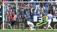 Striker Genoa Goran Pandev (kiri) mencetak gol ke gawang mantan klubnya, Inter Milan, pada laga Serie A di Luigi Ferraris, Genoa, Minggu (7/5/2017). (EPA/Simone Arvedi)