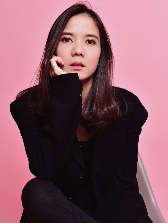 Bukan hanya karena karya yang sangat unik dan segar, Nadya Fatira juga dikenal memiliki style yang simple. Tak heran jika banyak anak muda sekarang yang terinspirasi dengan gaya wanita 33 tahun ini. Awet muda, pesona Nadya ini selalu sukses buat jantung berdebar.(Liputan6.com/IG/@nadyafatira)