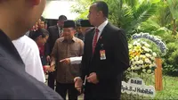 Wakil Presiden Jusuf Kalla melayat ke rumah duka Daoed Joesoef (Liputan6.com/ Muhammad Radityo Priyasmoro)